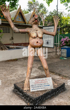 Bang Saen, Thailand - 16. März 2019: Garten der Hölle in Wang Saensuk buddhistischen Kloster. Nahaufnahme der Statue des Weiblichen, die Sünde der Korruption verpflichtet ein Stockfoto