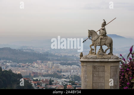 Schöne Skulpturen am oberen Ende der Treppe des Bom Jesus do Monte, eine der berühmten Portugiesischen Heiligtümer, in Braga, Portugal Stockfoto