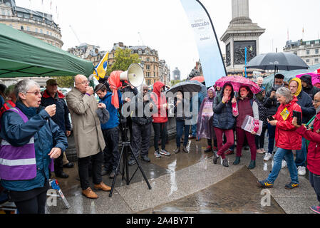 Trafalgar Square, London, UK. 12. Oktober 2019. Aussterben Rebellion gefragt, Gewerkschaften ihre Rebellion auf dem Trafalgar Square. Eine Gewerkschaftliche Präsenz aktiv war, mit Lautsprecher, und Sie später ein XR März verbunden. Lautsprecher, TU und XR Unterstützer braved Dauerregen. Credit: Stephen Bell/Alamy Stockfoto