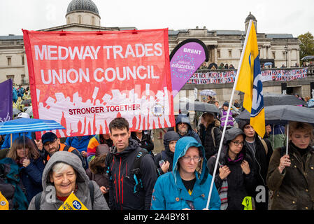 Trafalgar Square, London, UK. 12. Oktober 2019. Aussterben Rebellion gefragt, Gewerkschaften ihre Rebellion auf dem Trafalgar Square. Eine Gewerkschaftliche Präsenz aktiv war, mit Lautsprecher, und Sie später ein XR März verbunden. Lautsprecher, TU und XR Unterstützer braved Dauerregen. Credit: Stephen Bell/Alamy Stockfoto