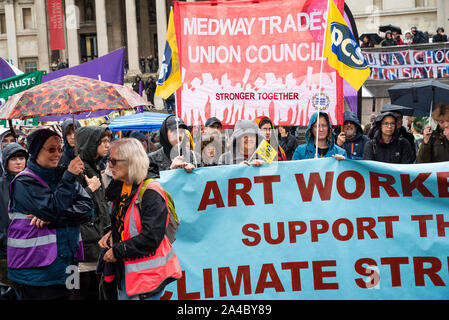 Trafalgar Square, London, UK. 12. Oktober 2019. Aussterben Rebellion gefragt, Gewerkschaften ihre Rebellion auf dem Trafalgar Square. Eine Gewerkschaftliche Präsenz aktiv war, mit Lautsprecher, und Sie später ein XR März verbunden. Lautsprecher, TU und XR Unterstützer braved Dauerregen. Credit: Stephen Bell/Alamy Stockfoto