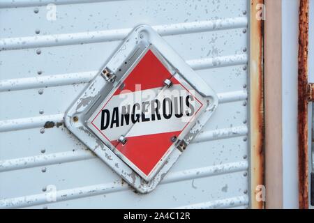 Kennzeichnung des Fahrzeuginhalts in rot für den Einsatz auf der Autobahn, wenn Gefährliche und explosive Materialien auf öffentlichen Straßen verladen und transportieren In den USA Stockfoto