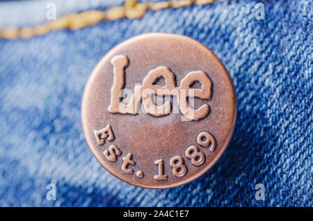 Nahaufnahme von Lee-Taste an der Kleidung. Stockfoto