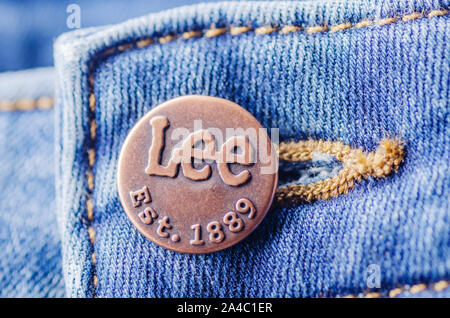 Nahaufnahme von Lee-Taste an der Kleidung. Stockfoto