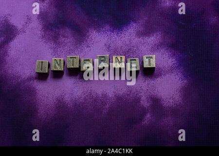 Internet Wortlaut mit Metall Buchstaben als Net und Business Konzept Stockfoto