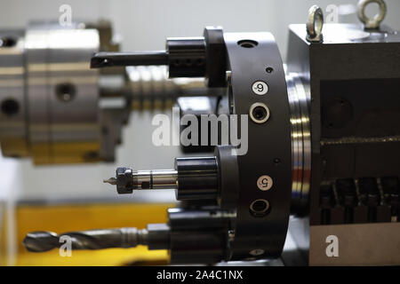 CNC-Drehmaschine Maschine mit Werkzeugrevolver Festplatte, auf der montiert alle Werkzeuge. Selektive konzentrieren. Stockfoto