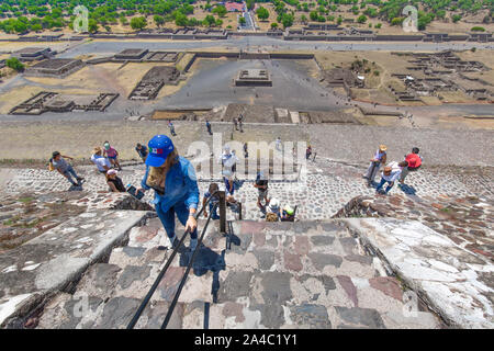 Mexiko City, Mexiko-21 April 2018: Touristen klettern Sehenswürdigkeiten alte Teotihuacan Pyramiden im mexikanischen Hochland Stockfoto