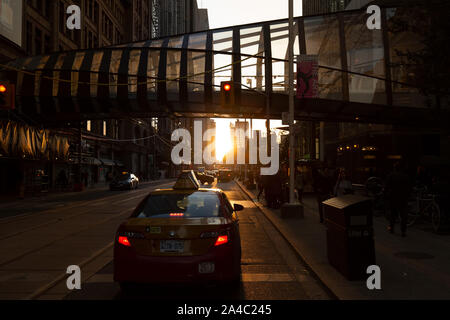 Toronto, Canada-July 20, 2019: Taxi in Toronto Downtown Betreuung von Kunden auf belebten Straßen Stockfoto