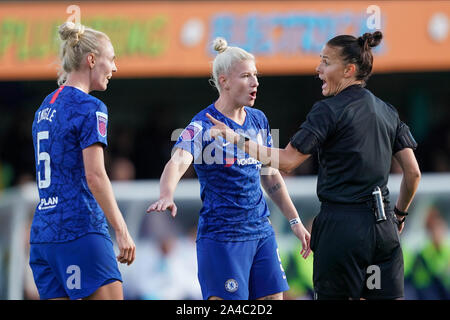 KINGSTON upon Thames, Großbritannien - 12 Oktober: Sophie Single und Bethanien England von Chelsea Frauen mit Schiedsrichter Rebecca Welch diskutieren während der Barclay's Stockfoto