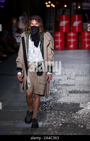 Sao Paulo, Brasilien. 13 Okt, 2019. Modell präsentiert von Arbeitsplätzen durch Ellus, während der São Paulo Fashion Week (SPFW), N 48 Edition, in Sao Paulo, Brasilien. Credit: Paulo Lopes/ZUMA Draht/Alamy leben Nachrichten Stockfoto