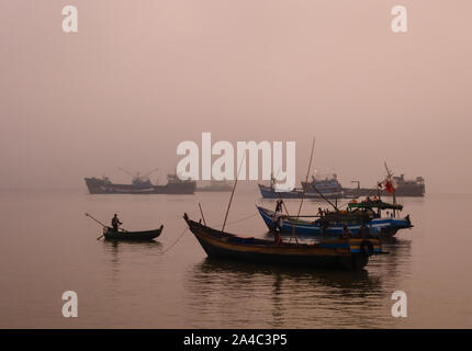 SITTWE, MYANMAR - ca. Dezember 2017: Fischer von Yachten in Sittwe in der Nähe des Central Market, Myanmar Stockfoto