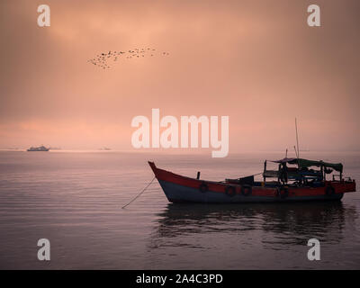 SITTWE, MYANMAR - ca. Dezember 2017: Fischer von Yachten in Sittwe in der Nähe des Central Market, Myanmar Stockfoto