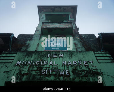 SITTWE, MYANMAR - ca. Dezember 2017: Sittwe Central Market Fassade. Stockfoto