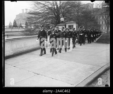 Die Marine im Weißen Haus. Die Offiziere der United States Navy im Weißen Haus ankommen für Rezeption alljährliche. In der Leitung, Admiral Charles F. Hughes, Leiter der Marineoperationen und Admiral T.J. Cowie (im Ruhestand) ehemalige Zahlmeister Allgemein Stockfoto