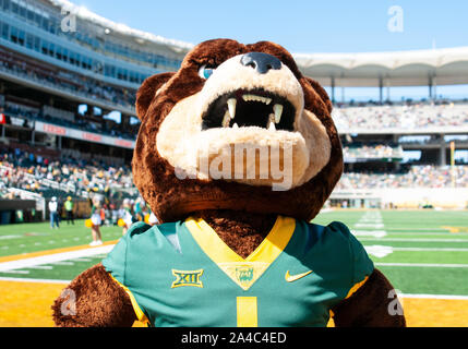 Waco, Texas, USA. 12 Okt, 2019. Baylor Bears Maskottchen, bevor Sie die erste Hälfte des NCAA Football Spiel zwischen Texas Tech-roten Räuber und der Baylor Bären an McLane Stadion in Waco, Texas. Matthew Lynch/CSM/Alamy leben Nachrichten Stockfoto