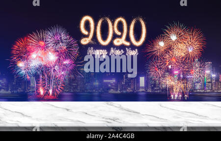 Frohes neues Jahr 2020 (3D-Rendering) Feuerwerk über dem Stadtbild bei Nacht mit leeren weißen Marmor tisch, Banner mock up Template für die Anzeige oder Montage der p Stockfoto