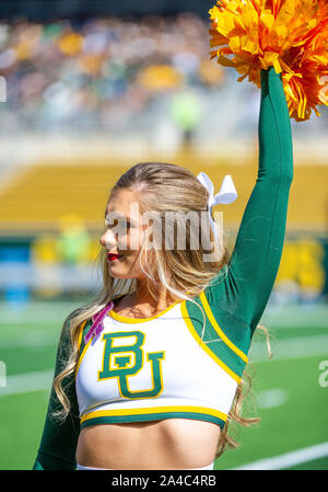 Waco, Texas, USA. 12 Okt, 2019. Baylor Bears Cheerleader ausführen, bevor Sie die erste Hälfte des NCAA Football Spiel zwischen Texas Tech-roten Räuber und der Baylor Bären an McLane Stadion in Waco, Texas. Matthew Lynch/CSM/Alamy leben Nachrichten Stockfoto