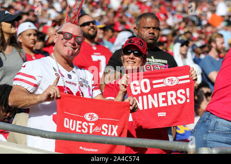 Los Angeles, CA. 13 Okt, 2019. San Francisco 49ers Fans während der NFL Spiel zwischen San Francisco 49ers vs Los Angeles Rams im Los Angeles Memorial Coliseum Los Angeles, Ca am 13. Oktober 2019. Foto von Jevone Moore. Credit: Csm/Alamy leben Nachrichten Stockfoto