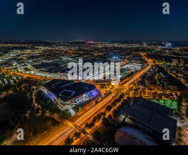 München von oben in der Nacht im hellen, schönen Lichter. Stockfoto