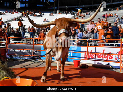 Okt 12, 2019: Texas Maskottchen Bevo XV während der NCAA Red River Rivalität Spiel zwischen der Universität von Oklahoma Sooners und der Universität von Texas Longhorns im Cotton Bowl Stadium im Fair Park in Dallas, TX Oklahoma besiegt 34-27 Albert Pena/CSM Stockfoto