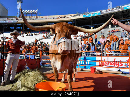 Okt 12, 2019: Texas Maskottchen Bevo XV während der NCAA Red River Rivalität Spiel zwischen der Universität von Oklahoma Sooners und der Universität von Texas Longhorns im Cotton Bowl Stadium im Fair Park in Dallas, TX Oklahoma besiegt 34-27 Albert Pena/CSM Stockfoto