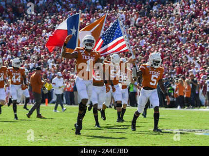 12.Oktober 2019: Die Texas Longhorns Football Team übernimmt das Feld vor dem NCAA Red River Rivalität Spiel zwischen der Universität von Oklahoma Sooners und der Universität von Texas Longhorns im Cotton Bowl Stadium im Fair Park in Dallas, TX Oklahoma besiegt 34-27 Albert Pena/CSM Stockfoto