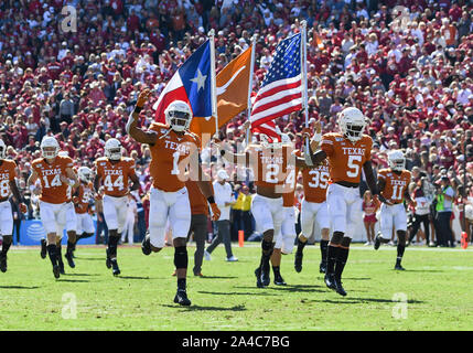 12.Oktober 2019: Die Texas Longhorns Football Team übernimmt das Feld vor dem NCAA Red River Rivalität Spiel zwischen der Universität von Oklahoma Sooners und der Universität von Texas Longhorns im Cotton Bowl Stadium im Fair Park in Dallas, TX Oklahoma besiegt 34-27 Albert Pena/CSM Stockfoto