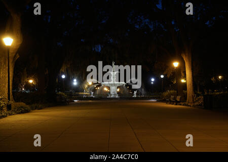 Brunnen in Forsyth Park in Savannah Georgia bei Nacht Stockfoto