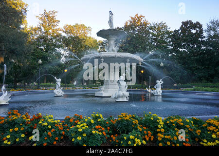 Ringelblumen blühen vor dem Brunnen in Forsyth Park in Savannah Georgia Stockfoto