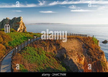 Cliff Zugang walkway an Shell Beach, Pismo Beach, Kalifornien Küste. Schöne Beleuchtung, goldene Stunde Stockfoto