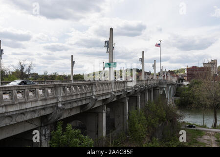Die Robert H. Mollohan Brücke, auch als der Hochrangigen Brücke oder Millionen-dollar-Brücke, über den Monongahela River in Fairmont, West Virginia bekannt Stockfoto