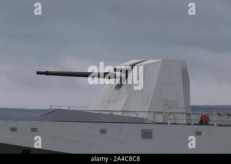 Eine Otobreda 127/64 Pistole, die wichtigste Waffe auf seinen Carlo Bergamini (F 590) der Italienischen Marine, während der Übung gewaltige Shield 2019. Stockfoto