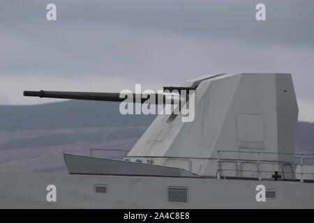 Eine Otobreda 127/64 Pistole, die wichtigste Waffe auf seinen Carlo Bergamini (F 590) der Italienischen Marine, während der Übung gewaltige Shield 2019. Stockfoto