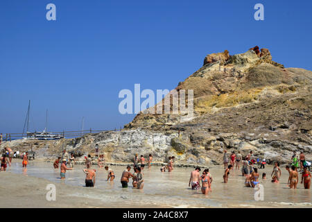 Touristen, die in der heißen Schlammbad (Laghetto di Fanghi). Äolische Inseln, Sizilien, Italien. Stockfoto