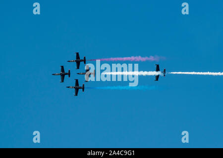 191012-N-UI 104-00236 SAN FRANCISCO (Okt. 2010) 12, 2019) - die Patrioten Jet Team durchführen, während der 2019 San Francisco Fleet Week (SFFW) Air Show. Die SFFW ist eine Gelegenheit für die amerikanische Öffentlichkeit die Navy, Marine Corps und Küstenwache Teams zu treffen und America's Meer Dienstleistungen Erfahrung. Während der Fleet Week, service Mitglieder beteiligen sich an verschiedenen gemeinschaftlichen Service Veranstaltungen, Showcase Funktionen und Geräten für die Gemeinschaft, und die Gastfreundschaft von San Francisco und die Umgebung genießen. (U.S. Marine Foto von Mass Communication Specialist 1. Klasse Bryan Niegel/Freigegeben) Stockfoto