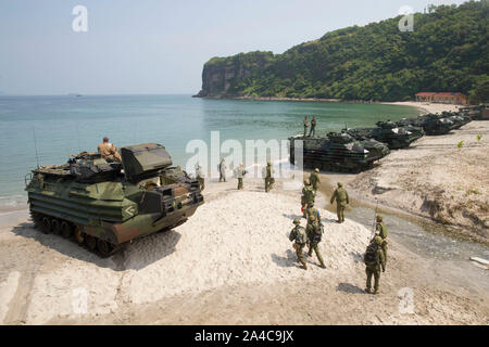 Us Marine, philippinische Marine und Japan Masse Verteidigung-kraft Mitglieder Angriff Amphibienfahrzeuge Line up entlang der Küste nach einer amphibischen Übung als Teil der Katungkulan KAMANDAG 3 am Strand, Marine Kaserne Gregorio Lim, Philippinen, 12.10.2019. KAMANDAG hilft teilnehmenden Kräfte eine hohe Bereitschaft und Reaktionsfähigkeit, und verbessert die kombinierten militärischen Beziehungen, Interoperabilität und multinationalen Koordinierung. KAMANDAG ist ein Akronym für die Philippinischen Phrase "Kaagapay Ng Mga Manirigma Ng Dagat", was übersetzt "Zusammenarbeit der Krieger der Se Stockfoto