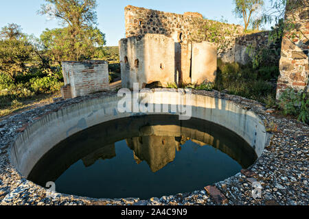 Wassertanks in die verlassene Ruine des ehemaligen Santa Brigida Hacienda in der Geisterstadt Mineral de Pozos, Guanajuato, Mexiko. Die Stadt, einst eine große Silver mining Zentrum aufgegeben wurde und Links zu ruinieren, hat aber langsam Comeback zum Leben als Bohemien arts community. Stockfoto