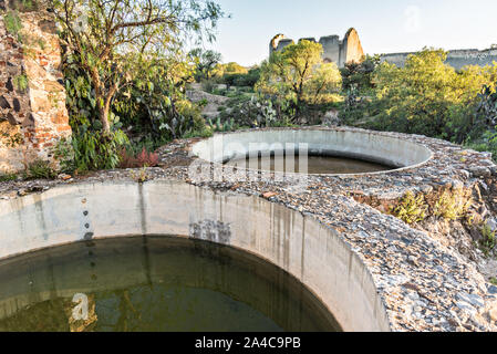 Wassertanks in die verlassene Ruine des ehemaligen Santa Brigida Hacienda in der Geisterstadt Mineral de Pozos, Guanajuato, Mexiko. Die Stadt, einst eine große Silver mining Zentrum aufgegeben wurde und Links zu ruinieren, hat aber langsam Comeback zum Leben als Bohemien arts community. Stockfoto