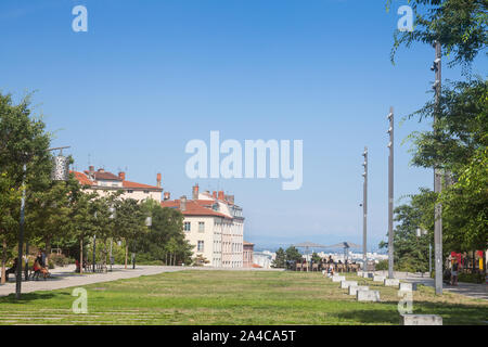 LYON, Frankreich - Juli 17, 2019: Typische Lyon Panorama vom Boulevard de la Croix Rousse Straße auf der Fußgängerzone Teil gesehen, auf der Colline de la Cro Stockfoto