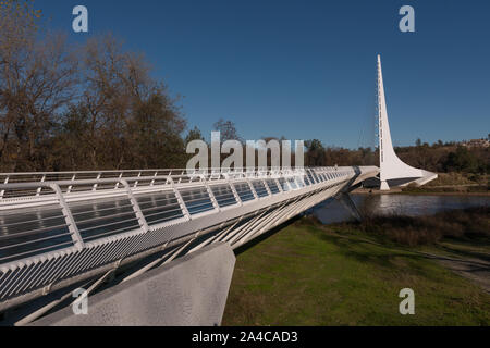 Die Sundial Bridge, die den Sacramento River im Turtle Bay Kreuze im Herzen von Redding, Kalifornien Stockfoto