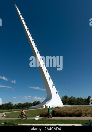 Die Sundial Bridge at Turtle Bay kreuzt den Sacramento River im Herzen von Redding, Kalifornien Stockfoto