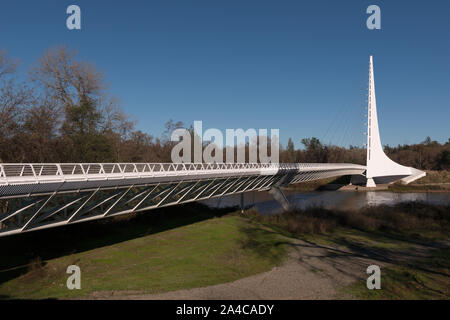 Die Sundial Bridge, die den Sacramento River im Turtle Bay Kreuze im Herzen von Redding, Kalifornien Stockfoto