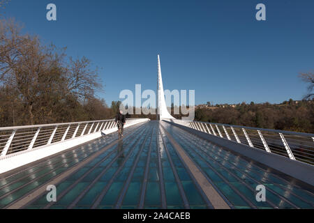 Die Sundial Bridge, die den Sacramento River im Turtle Bay Kreuze im Herzen von Redding, Kalifornien Stockfoto