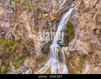 Im Fintry Provincial Park, im Okanagan Valley, das Wasser fällt über die Felsen in einen kleinen Pool dann weiter den Felsen weiter nach unten zu fallen. Stockfoto