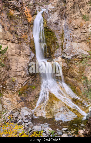Im Fintry Provincial Park, im Okanagan Valley, das Wasser fällt über die Felsen in einen kleinen Pool dann weiter unten die Felsen am b fallen Stockfoto