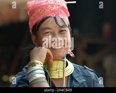 Myanmarese Kayan Lahwi Frau ("giraffe Frau") mit Tribal messing Gewindehälften/Spulen Lächeln für die Kamera. Stockfoto
