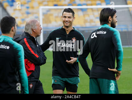 Kiew, Ukraine. 13 Okt, 2019. Cristiano Ronaldo von Portugal Team ist während einer Schulung von Portugal Team an der NSC Olimpiyskiy Stadion in Kiew. Portugal und Ukrainischen nationalen Teams gesehen in der UEFA Euro 2020 qualifier Fußballspiel Gesicht am 14. Oktober 2019. Credit: SOPA Images Limited/Alamy leben Nachrichten Stockfoto