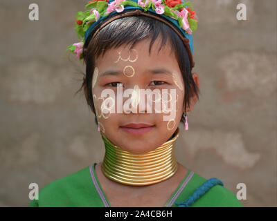 Myanmarese Kayan Lahwi Mädchen mit Tribal messing Gewindehälften/Spulen und traditionelle burmesische thanaka Gesicht Kosmetik auf ihrem Gesicht posiert für die Kamera. Stockfoto