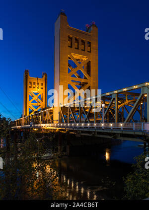 Die Tower Bridge ist ein vertikaler Aufzug Brücke über den Sacramento River und verbindet West Sacramento in Yolo County im Westen, mit der Hauptstadt von Kalifornien, Sacramento, Sacramento County im Osten Stockfoto