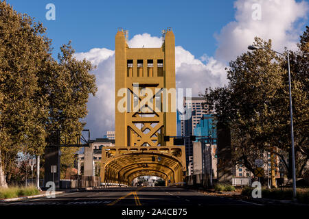 Die Tower Bridge ist ein vertikaler Aufzug Brücke über den Sacramento River und verbindet West Sacramento in Yolo County im Westen, mit der Hauptstadt von Kalifornien, Sacramento, Sacramento County im Osten Stockfoto